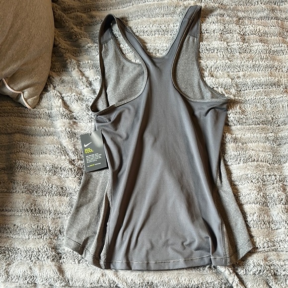 HUGE Women’s bundle Nike tank tops! - Picture 9 of 11